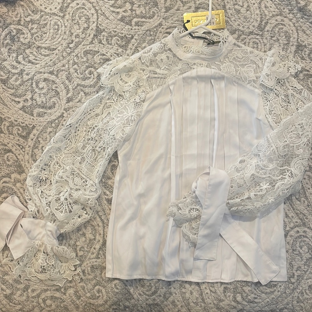NWT White blouse with long lace sleeve. Medium.